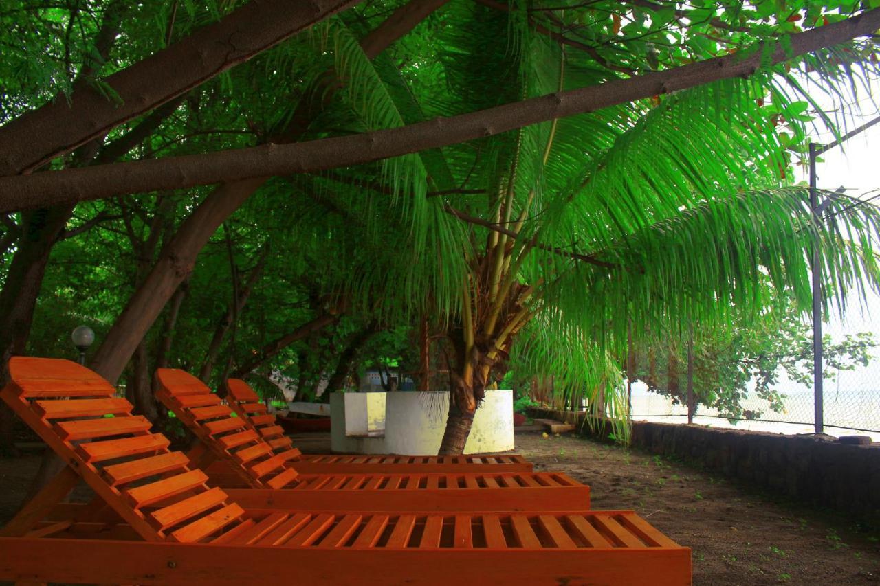 FX72 Beach Resort Maumere Exterior foto