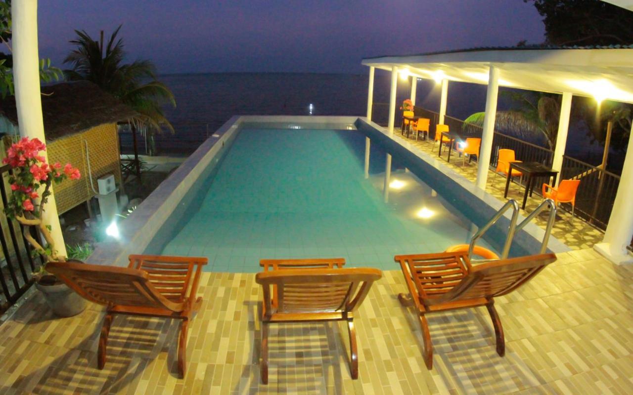 FX72 Beach Resort Maumere Exterior foto