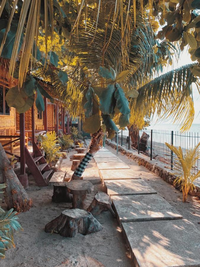 FX72 Beach Resort Maumere Exterior foto